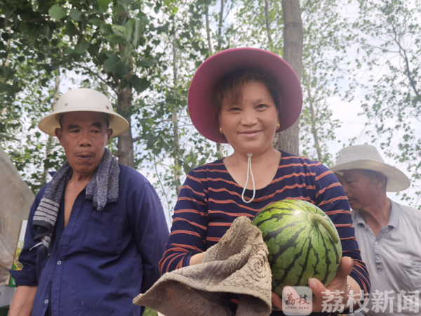 2025年天天彩资料大全和商家互砸西瓜丢荔枝与